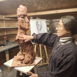 Isabelle DUBRUL, l'artiste Sculpteur au Travail à l'atelier de la gare de Dol de Bretagne
