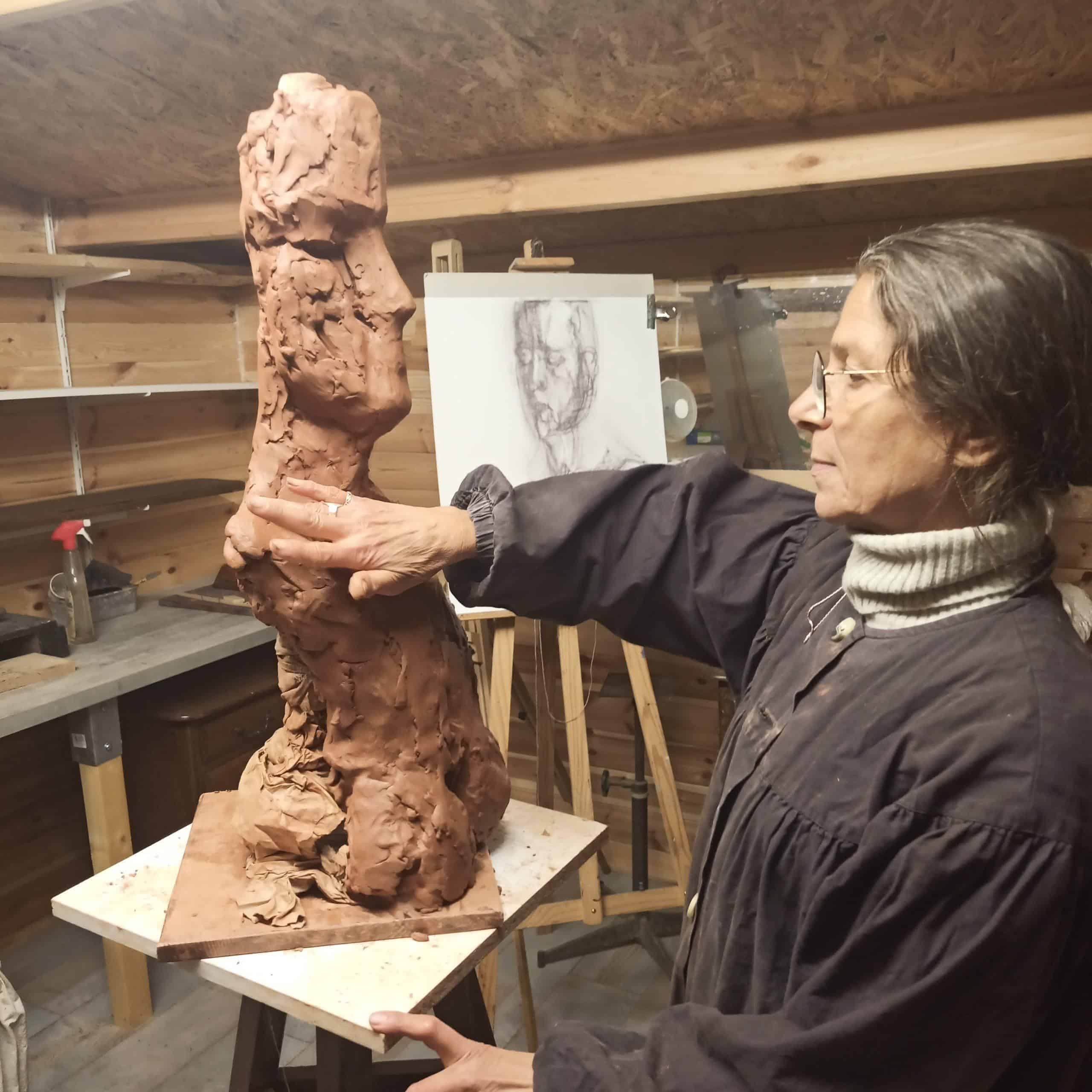 Isabelle Dubrul , artiste sculpteur au travail